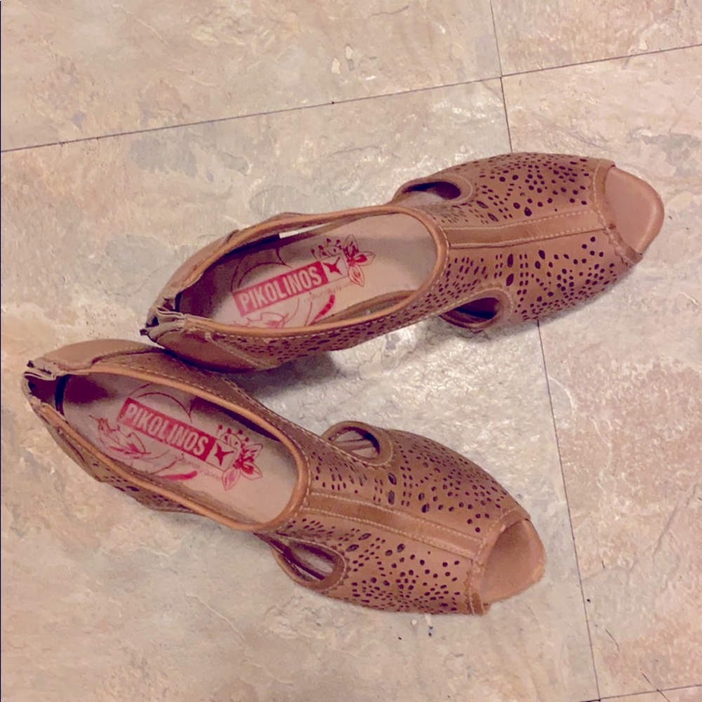 Pikolinos vegan leather sandals